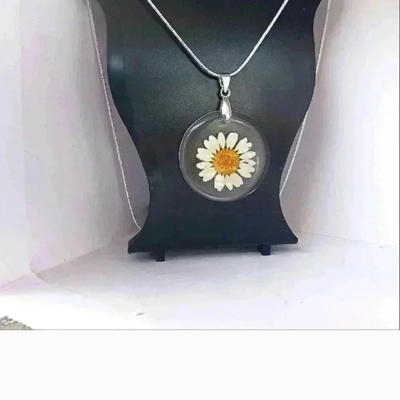 Jewelry - Silver Daisy Pendant Necklace